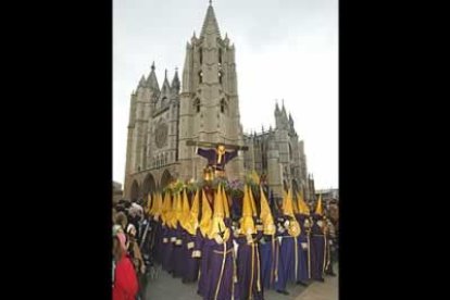 Las braceras llevaron con pasión el paso titular de Jesús del Vía Crucis.