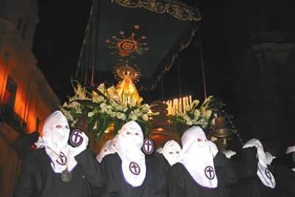 La cofradía de Nuestro Padre Jesús Nazareno volvió a honrar a la Virgen de la Amargura en La Bañeza.