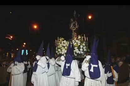 Ponferrada vivió ayer la procesión del Silencio gracias a la cofradía de Jesús Nazareno del Silencio.