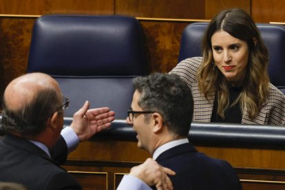 La ministra Irene Montero dialoga con Félix Bolaños e Ignacio Gil. J. J. GUILLÉN