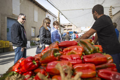 Feria de hortalizas y legumbres en Villares de Órbigo. F. Otero Perandones.