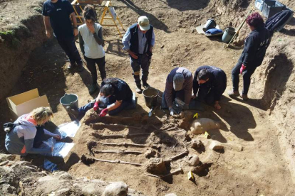 Momento de la exhumación del primer cuerpo tras aflorar los restos completos de Víctor, Alipio y Manuel en la fosa de Candemuela. GAITERO