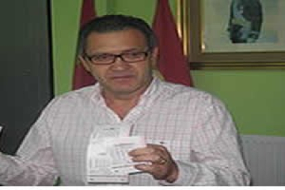 El alcalde de Cacabelos con los boletos sellados