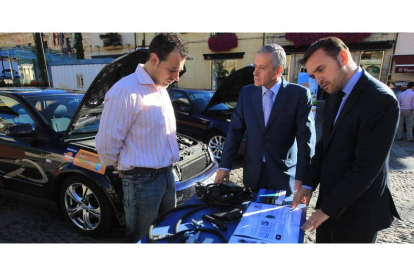 Gutiérrez y Gavilanes se informaron sobre los vehículos eléctricos e híbridos.