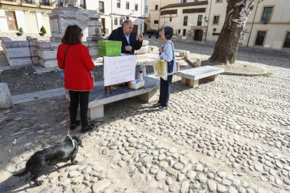 Vecinos de la zona votando en la improvisada urna en la Plaza del Grano.