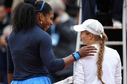 Serena Williams saluda a la kazaja Yulia Putintseva tras su partido de este jueves.