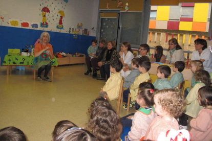 Maísa Marbán encandiló con sus cuentos a los pequeños.