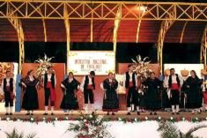 El grupo de danzas Virgen de la Guía durante la actuación en un festival en Murcia