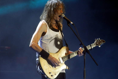 El guitarrista y cantante de Extremoduro, Robe Iniesta, durante un concierto al frente del grupo extremeño que lidera. SEBASTIAN SILVA