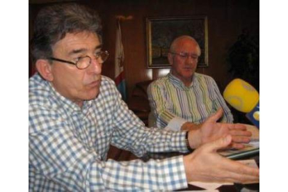 El alcalde y el edil de Obras, durante la presentación del proyecto