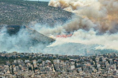 Un incendio en un monte cercano a Atenas cubre de humo la ciudad.