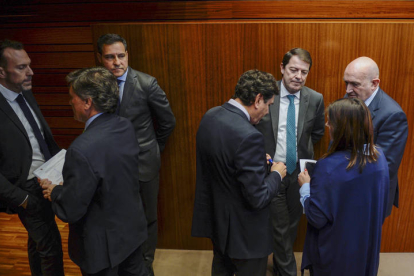 El presidente de la Junta, Alfonso Fernández Mañueco (2d), junto al portavoz del Grupo Parlamentario Popular, Raúl de la Hoz (3i), y el resto de colaboradores. NACHO GALLEGO