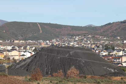 Imagen tomada ayer de la montaña de carbón propiedad de Hunosa que sigue depositada sin solución a la entrada de Fabero. ANA F. BARREDO