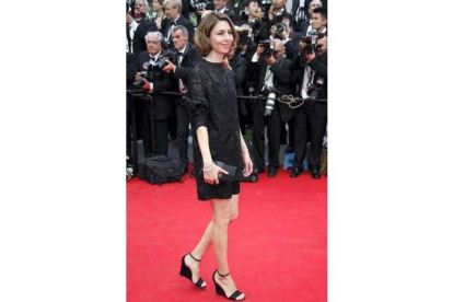 Sofia Coppola viste un modelo muy similar al del 2013, vestido negro midi con encaje de Valentino. VALERY HACHE | AFP