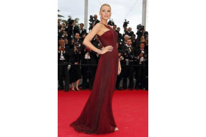 La actriz estadounidense Blake Lively posa a su llegada con un Gucci Premiére de color borgoña. IAN LANGSDON | EFE