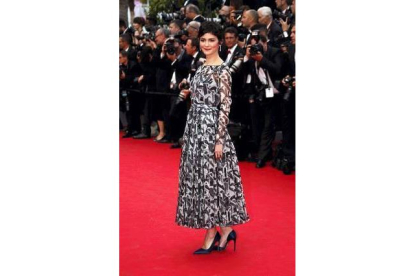 La actriz francesa Audrey Tautou posa con un vestido de figuras geométricas de Prada. ERIC GAILLARD | REUTERS
