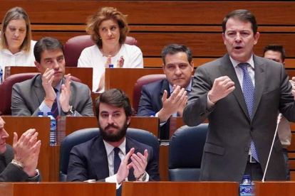 Mañueco durante su respuesta al líder del PSOE, Luis Tudanca, ayer, en las Cortes de Castilla y León. MIRIAM CHACÓN