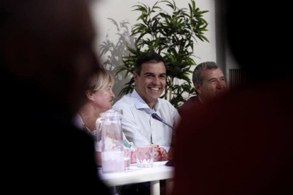 El presidente del gobierno en funciones Pedro Sánchez , durante la reunión con representantes de la plataforma "Teruel Existe" y otras asociaciones afectadas por la despoblación, como "Soria Ya". MARISCAL