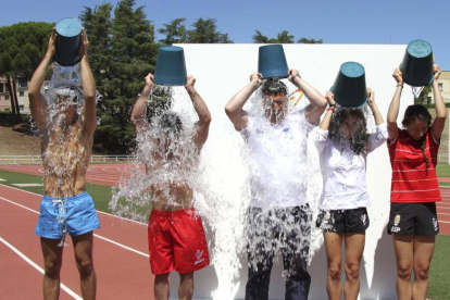 Gimnasta españoles se tiran una cubo de agua helada en la campaña para recaudar fondos para investigar el ELA