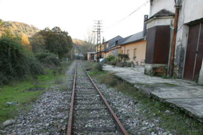 La línea ferroviaria que comunica Ponferrada con Villablino a su paso por Toreno. L. DE LA MATA