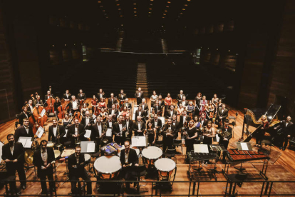 Los integrantes de la Orquesta Sinfónica de León Odón Alonso en el escenario del Auditorio. DL