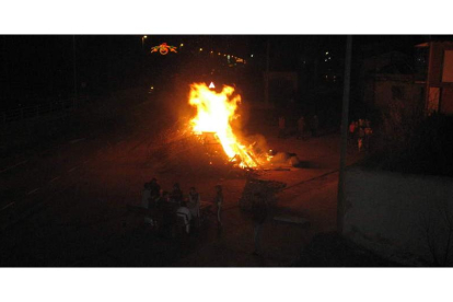 Una de las hogueras prendidas el año pasado en la noche de Reyes en Santa Marina del Rey.