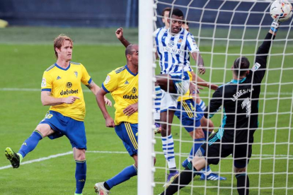 El delantero Alexander Isak cabecea el balón para marcar el 0-1 frente al Cádiz. ROMÁN RÍOS