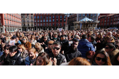 Miles de personas se concentraron ayer en Valladolid. R. GARCÍA