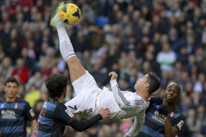 Cristiano Ronaldo remata de chilena entre dos defensas del Granada.