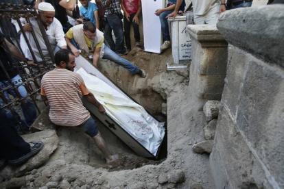 Entierro de una mujer palestina que supuestamente ha muerto en un ataque aéreo de Israel, este domingo, en Gaza.