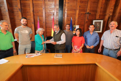 El alcalde Julio Gonzalez entregó el cheque a la responsable de Cáritas León, Beatriz Gallego. RAMIRO