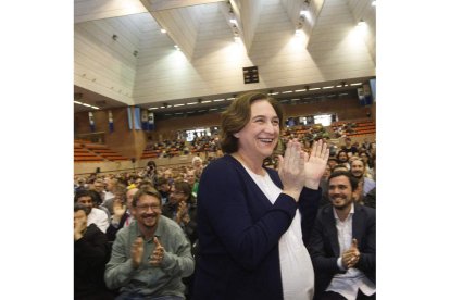 La alcaldesa de Barcelona, Colau, en la asamblea de ayer. M. PÉREZ