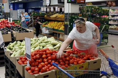 Una mujer compra tomates en un supermercado de Moscú.