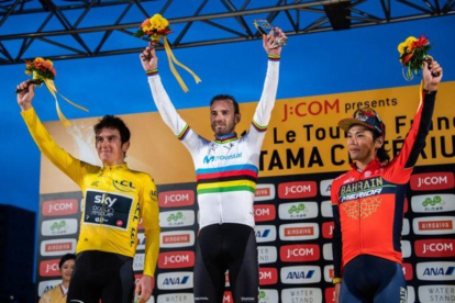 Alejandro Valverde, en lo más alto del podio japonés, junto a Geraint Thomas y el japonés Yukiya Arashiro, con el jersey del Bahráin.