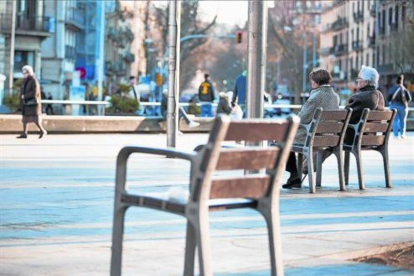 Pensionistas sentados en un bancos de Barcelona.