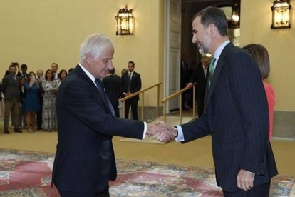 El rey Felipe VI saluda al duque de Híjar, Alfonso Martínez de Irujo, decano de la Diputación de la Grandeza de España, este martes en el palacio del Pardo.