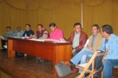 Los miembros del comité de empresa de Enervisa y del sindicato provincial de UGT durante la reunión