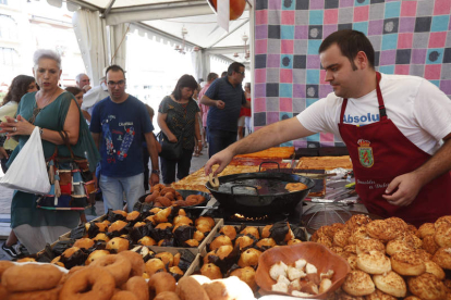 La Feria del Dulce de Benavides volverá a celebrarse al aire libre en la plaza del Conde Luna. J.F. SALVADORES