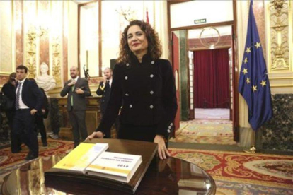 María Jesús Montero entrega el proyecto de los Presupuestos Generales del Estado del 2019.