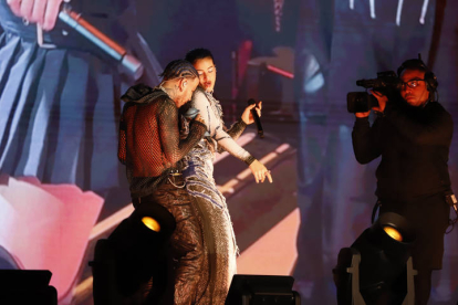 Rauw Alejandro y Rosalía, cantan juntos por primera vez en el escenario durante la gira "Saturno World Tour". THAIS LLORCA