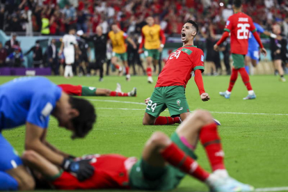 Los jugadores de Marruecos celebran su éxito sobre el terreno de juego. GOULAO