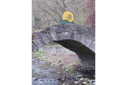 Escultura de caracol en el puente de Valdefrancos. DL