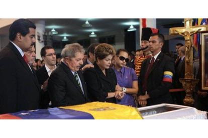 De izquierda a derecha, el vicepresidente venezolano, Nicolás Maduro; el expresidente de Brasil, Lula da Silva, y la presidenta Dilma Rousseff, y Rosa, hija de Chávez, ante el ferétro del líder bolivariano.