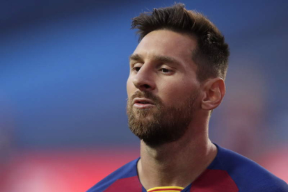 Messi rompió ayer su silencio para anunciar que se queda un año más en el Barcelona. MANU FERNÁNDEZ