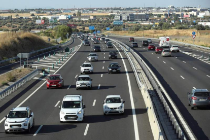 Decenas de coches a su paso por el kilómetro 25 de la A-4 (Madrid). KIKO HUESCA