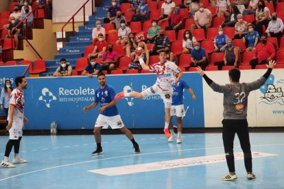 Jaime Fernández jugó tanto en la posición habitual de extremo como de central, sobre todo en la segunda mitad, rindiendo a buen nivel. MARGA EGEA