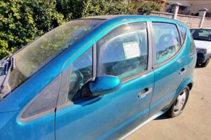 Uno de los coches apercibido por la Policía Municipal de Ponferrada con una pegatina en el cristal, por considerarlo abandonado. DL