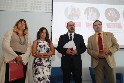 Félix Barrio, ayer con Morala y responsables de la Ciuden. L. DE LA MATA