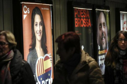 Carteles electorales en la estación de metro de la plaza de Catalunya