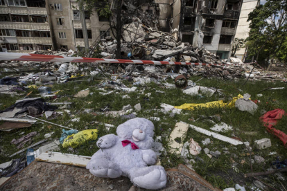 Foto tomada el 25 de mayo 2022 que muestra un edificio de apartamentos destruido por misiles rusos en Járkov. ESTEBAN BIBA